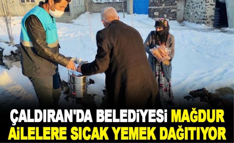 Çaldıran'da belediye mağdur ailelere sıcak yemek dağıtıyor