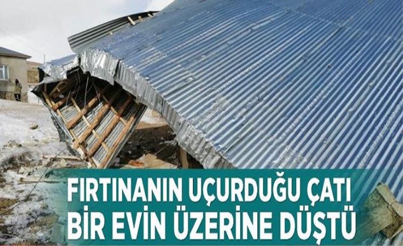 Fırtınanın uçurduğu çatı bir evin üzerine düştü