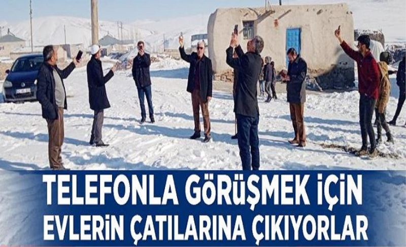 Telefonla görüşmek için evlerin çatılarına çıkıyorlar