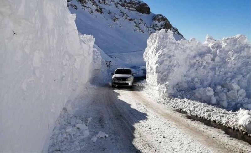 Van-Bahçesaray yolu kontrollü ulaşıma açıldı