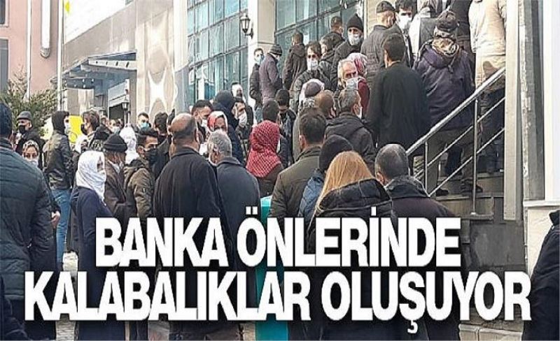 Banka önlerinde kalabalıklar oluşuyor