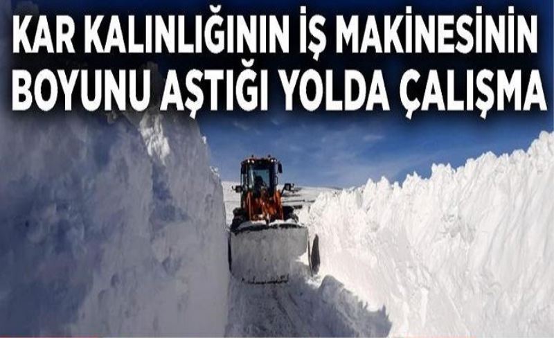 Kar kalınlığının iş makinesinin boyunu aştığı yolda çalışma