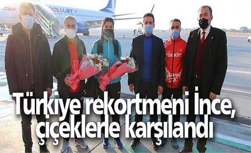 Türkiye rekortmeni İnce, çiçeklerle karşılandı