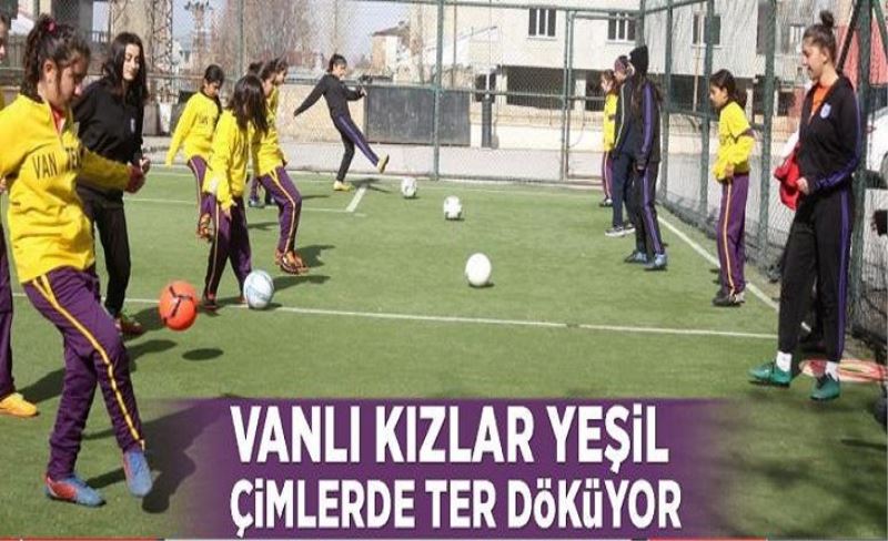 Vanlı kızlar yeşil çimlerde ter döküyor