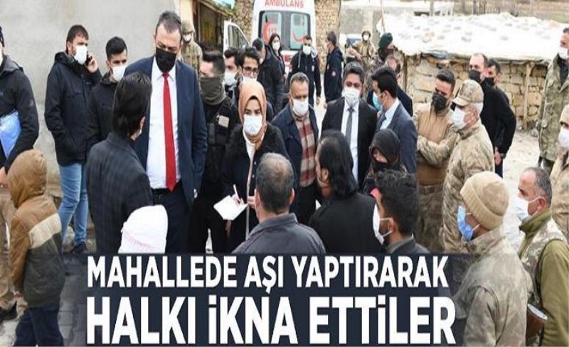 Kaymakam ve başkan, mahallede aşı yaptırarak halkı ikna etti