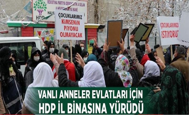 Vanlı anneler evlatları için HDP il binasına yürüdü