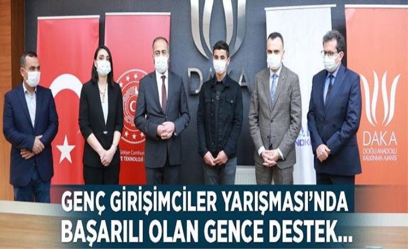 Genç Girişimciler Yarışması’nda başarılı olan gence destek...