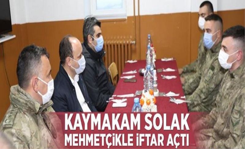 Kaymakam Solak Mehmetçikle iftar açtı