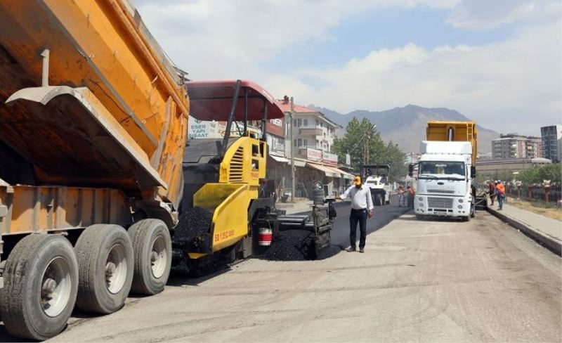 Büyükşehir, Hıdırellez Caddesi’nde asfalt serimine başladı