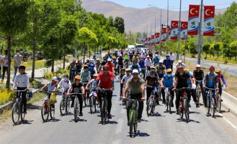 Gürpınar’da “Su Hayattır” sloganıyla pedal çevirdiler