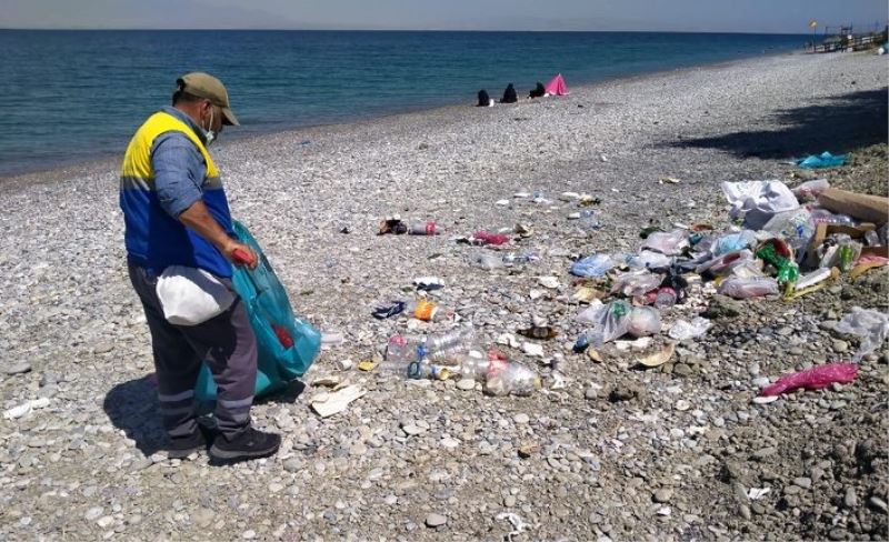 Tuşba'daki sahillerde temizlik çalışması...