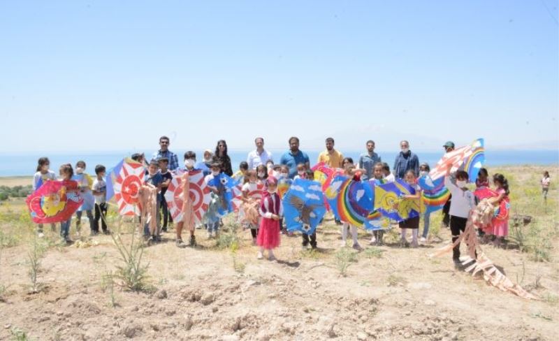 Tuşba’da uçurtmalar gökyüzünü renklendirdi