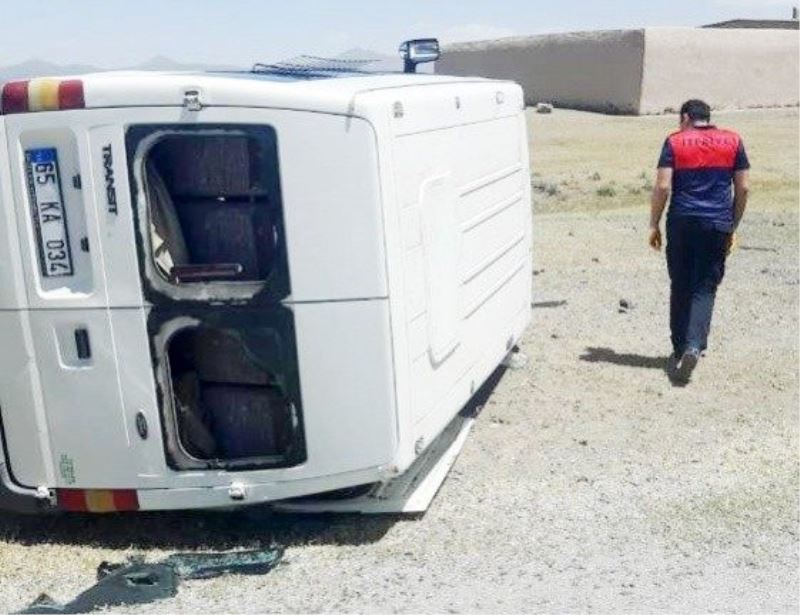 Van'da minibüs yan yattı, düzensiz göçmenler mahalleye dağıldı