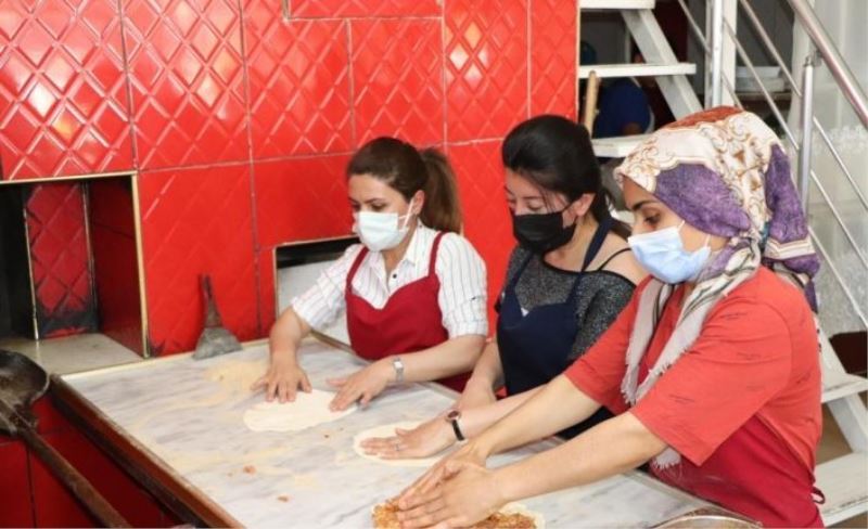 Van'daki Afgan ve yerli kursiyerlere ekmek üretimi kursu