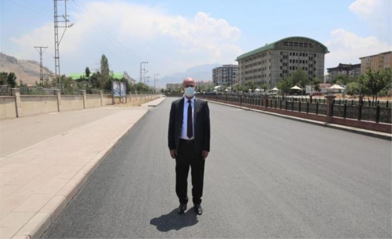 Akman’dan, Tuşba’daki caddeleri asfaltlayan Büyükşehir’e teşekkür
