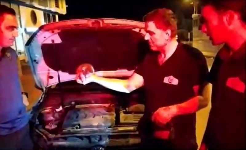 Aracın motor bölümüne giren kediyi polis sahiplendi