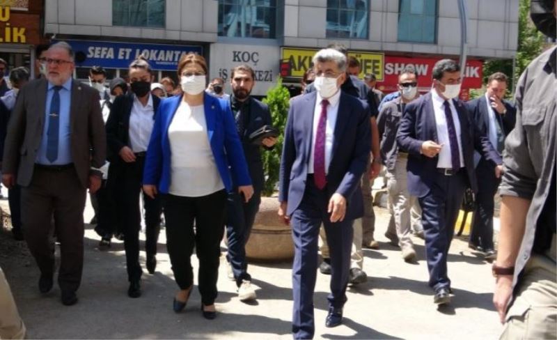 Bakan Yanık, Van'da esnafla sohbet etti