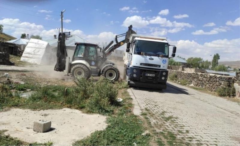 Çaldıran Belediyesi kırsal mahalleleri temizliyor