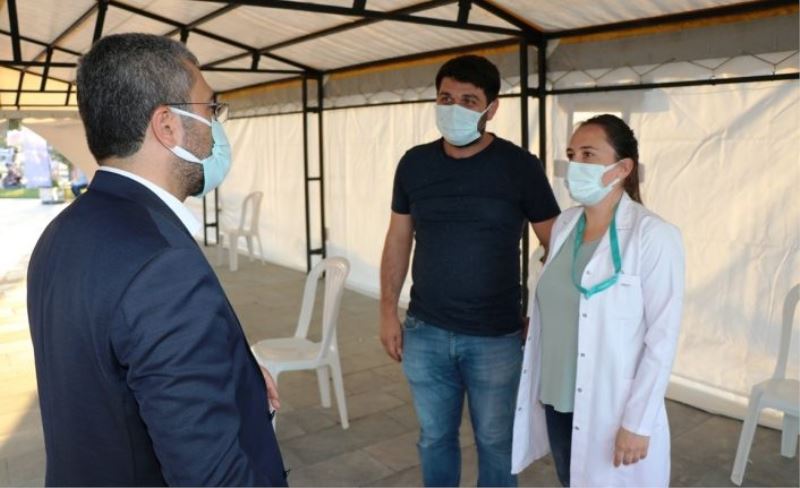 Edremit’te kurulan aşı standında vatandaşa aşı olun çağrısı