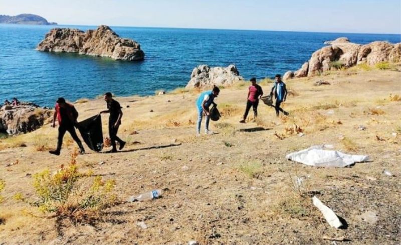 Gevaşlı gençler sahilde temizlik çalışması yaptı