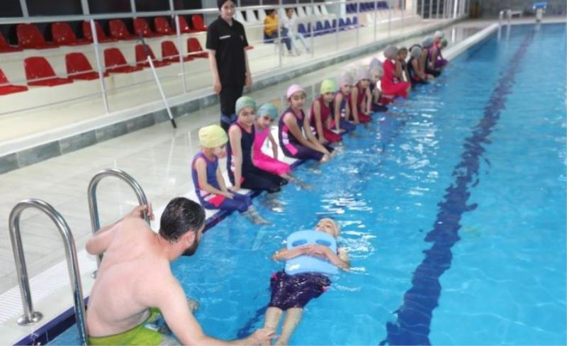 Minik yüzücülerin hedefi olimpiyatlara katılmak
