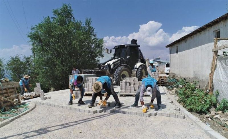 Tuşba’daki mahallelerde kilitli parke taşı çalışmaları…
