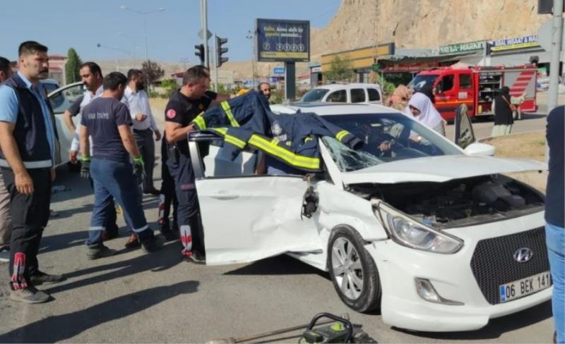 Van'da otomobille kamyonet çarpıştı: 2 yaralı