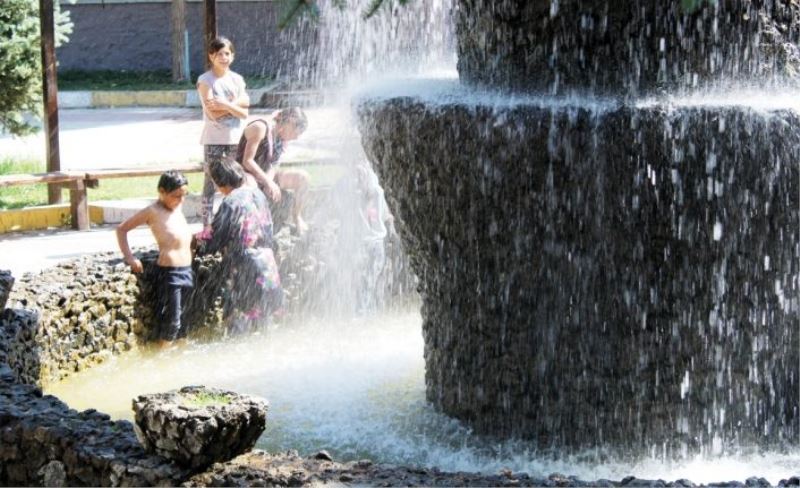 Van'da sıcaktan bunalan çocuklar parklarda serinliyor