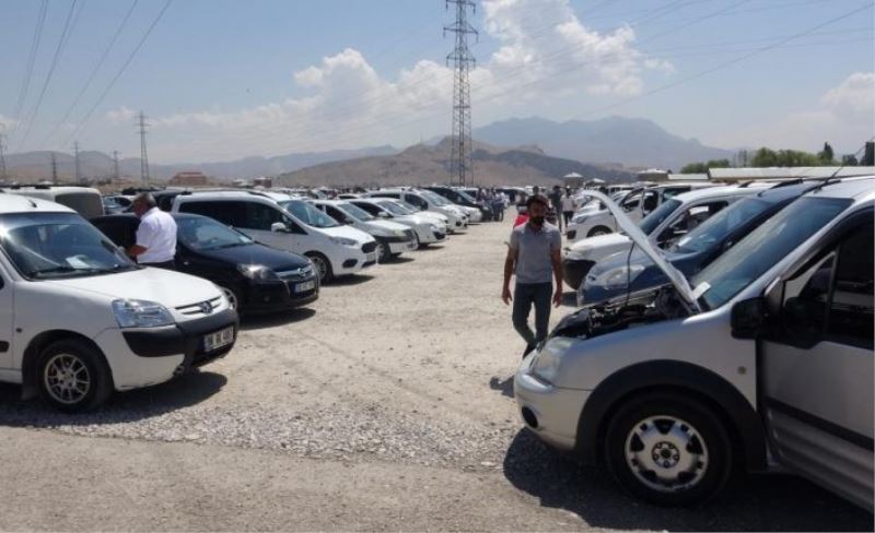 Van’da Kurban Bayramı öncesi açık oto pazarında yoğunluk