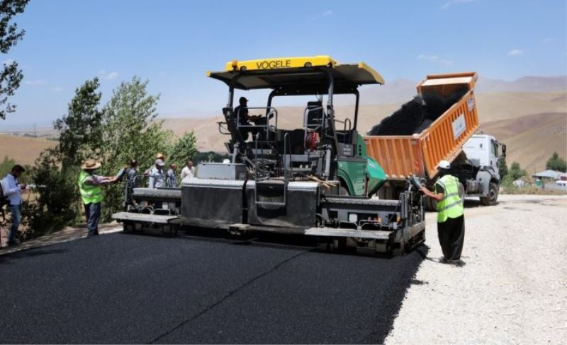 Van’daki mezra yolu asfaltla tanıştı