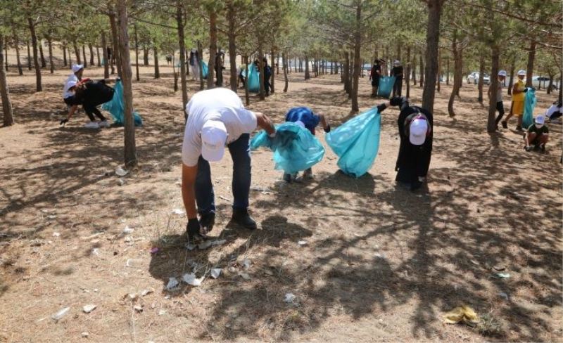 Belediye personelleri ve öğrencilerden temizlik çalışması