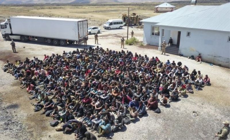 Çaldıran'da TIR'ın dorsesinde 300 düzensiz göçmen yakalandı