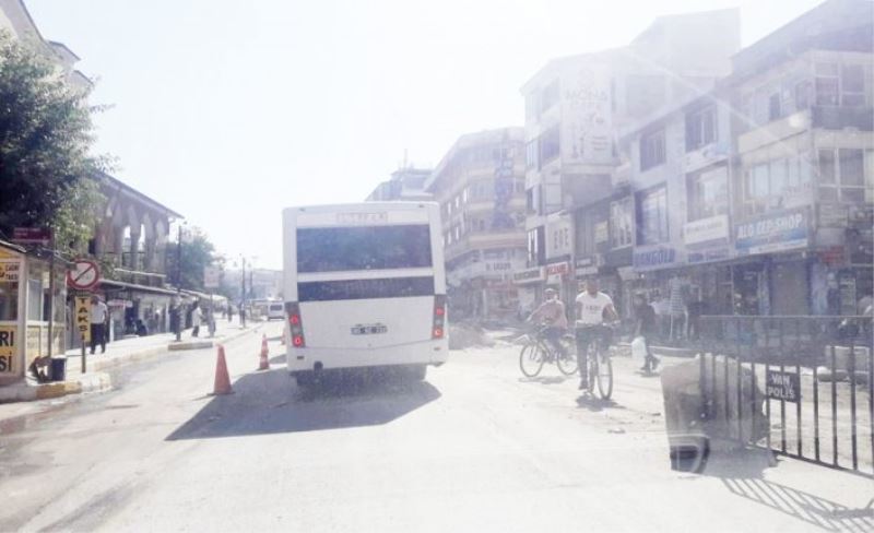 Sıhke Caddesi'ndeki çalışmalar ve araç parkları trafiği kilitliyor