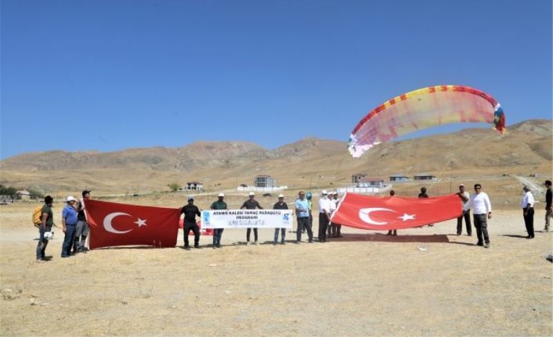 Tuşba Belediyesi’nden yamaç paraşütü etkinliği