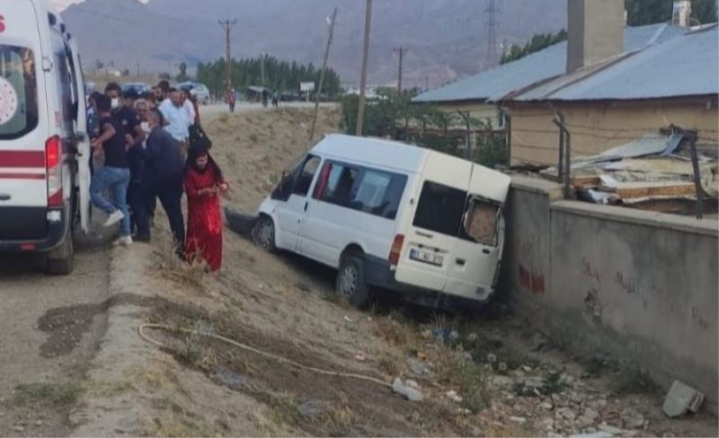Van’da düğün konvoyunda kaza: 5 yaralı