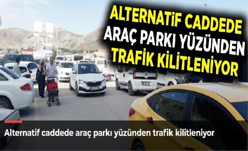 Alternatif caddede araç parkı yüzünden trafik kilitleniyor