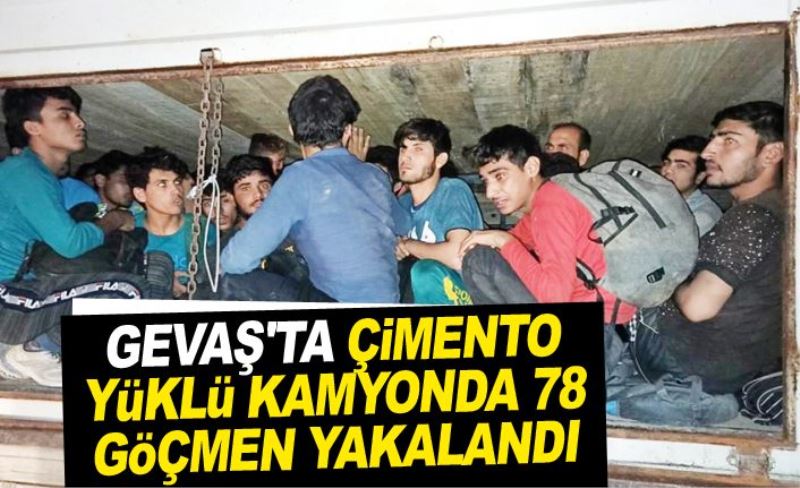 Gevaş'ta çimento yüklü kamyonda 78 göçmen yakalandı