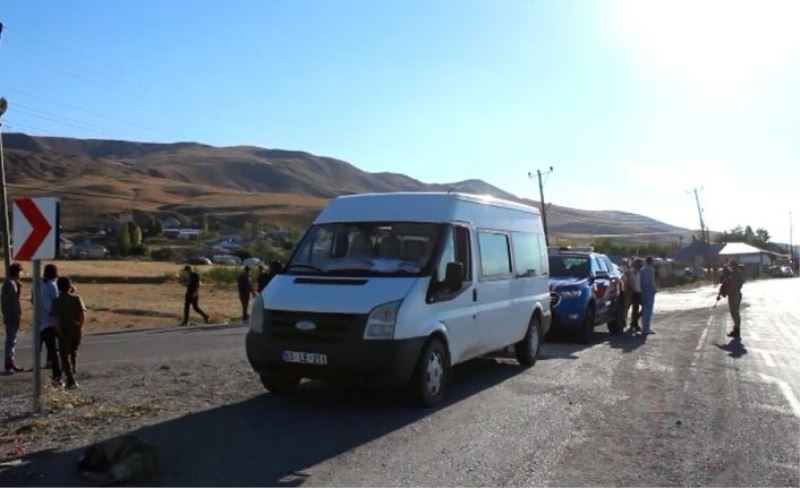 Seyir halindeki minibüsten düşen 2 kişi yaralandı