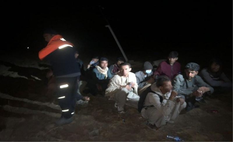 Van AFAD ve jandarma kayalıklarda mahsur kalan düzensiz göçmen için alarma geçti