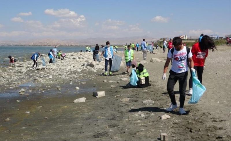 Van Gölü kıyısında çöp temizliği…