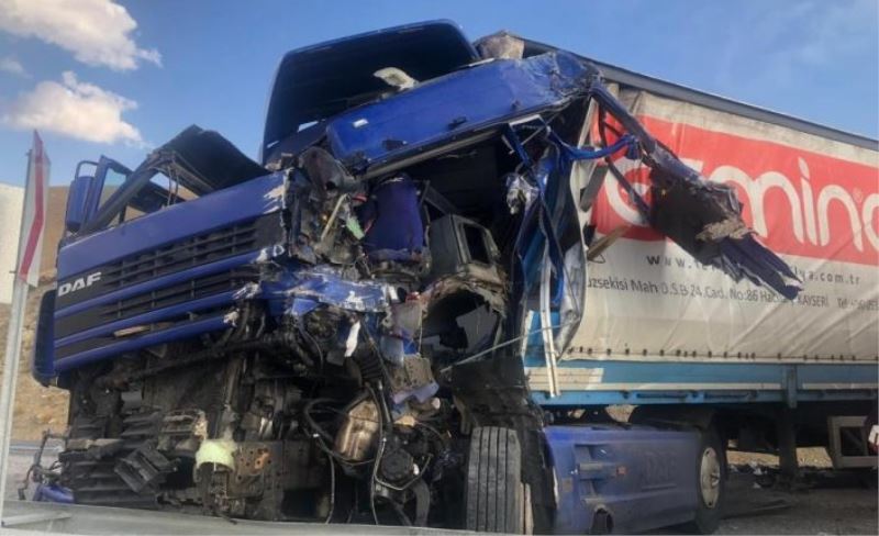 Başkale’de kamyonla tır çarpıştı: 2 yaralı