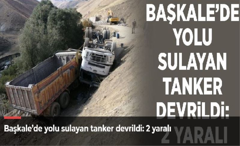 Başkale’de yolu sulayan tanker devrildi: 2 yaralı