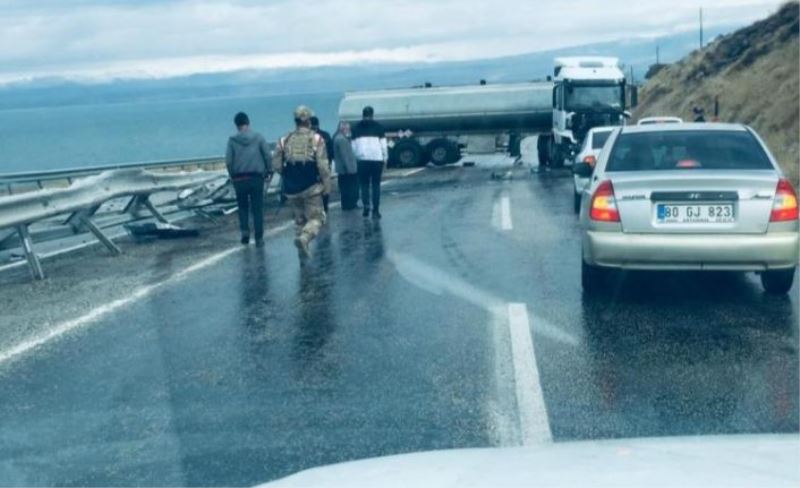 Direksiyon hakimiyetini kaybeden tır bariyerlere çarparak durdu