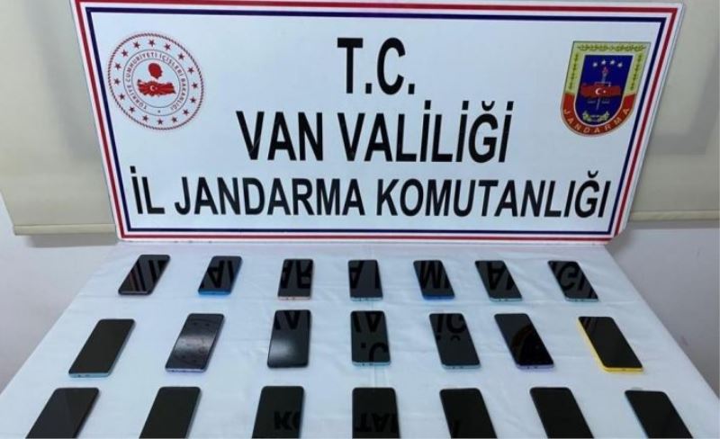 Van’da kaçak cep telefonu ele geçirildi