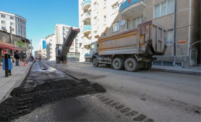 İpekyolu’nda şartnameye uygun yapılmayan asfalt söktürüldü