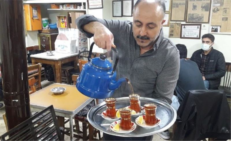 Kardeşler Çay Evi'nde geleneksel uygulama devam ediyor
