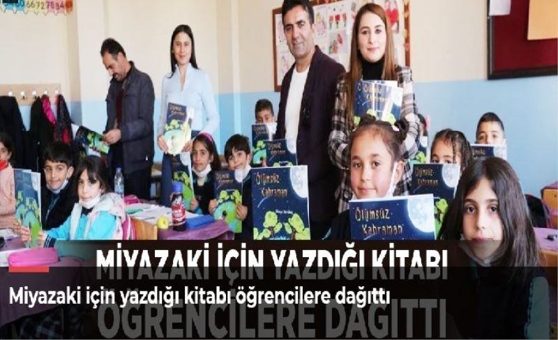 Miyazaki için yazdığı kitabı öğrencilere dağıttı