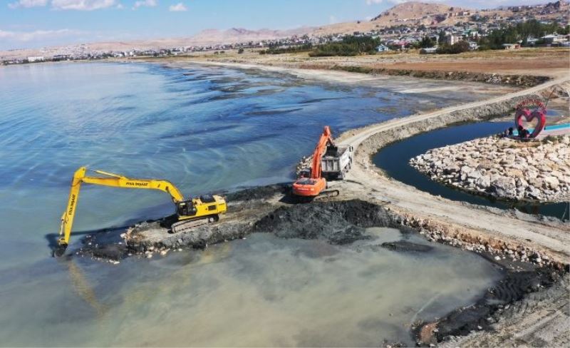 Van Gölü’nde dip çamur temizliği