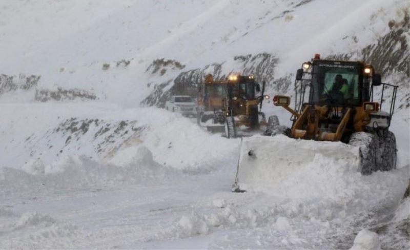 Van-Bahçesaray yolu tek şeritten ulaşıma açıldı