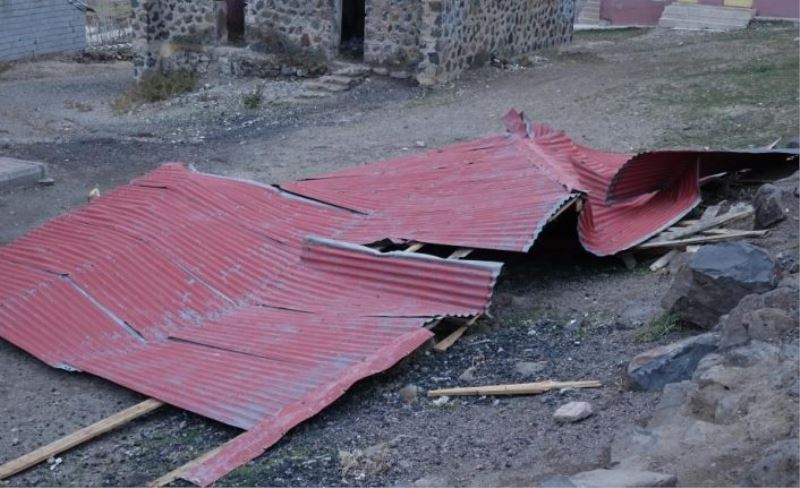 Van'da şiddetli rüzgar okulun çatısını uçurdu